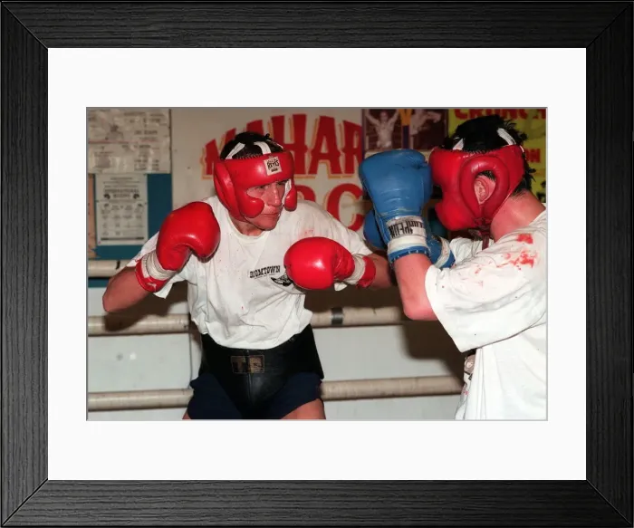 Framed Print : Welterweight boxer Scott Dixon sparring with boxer Gary Jacobs February 1998