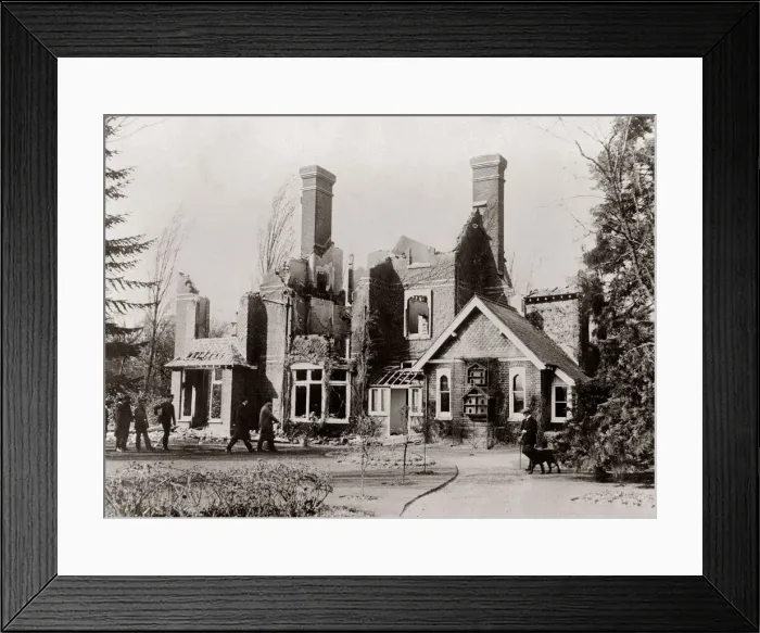 Framed Print : Suffragettes Arson Attack March 1913 Suffragettes fire home of Lady White in