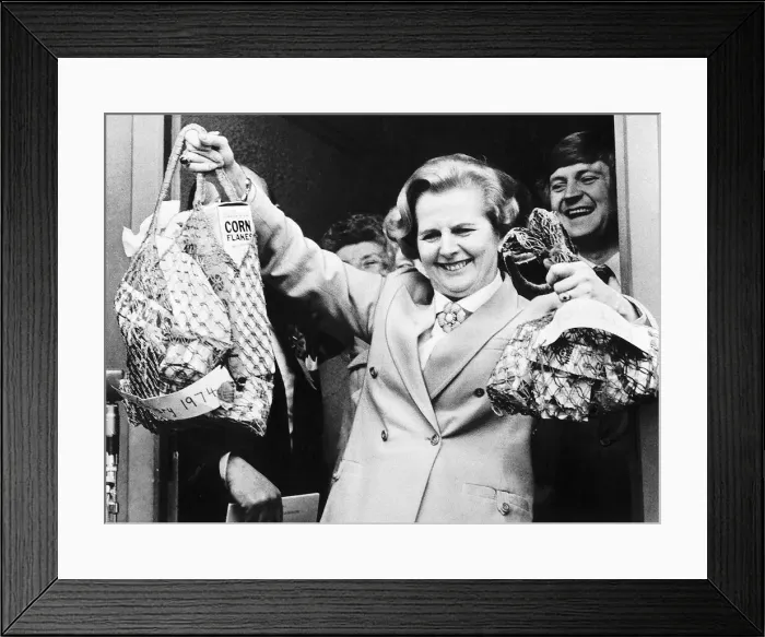 Framed Print : Margaret Thatcher, Conservative Party Leader, compares the worth of £ Framed Print : Margaret Thatcher, Conservative Party Leader, compares the worth of £