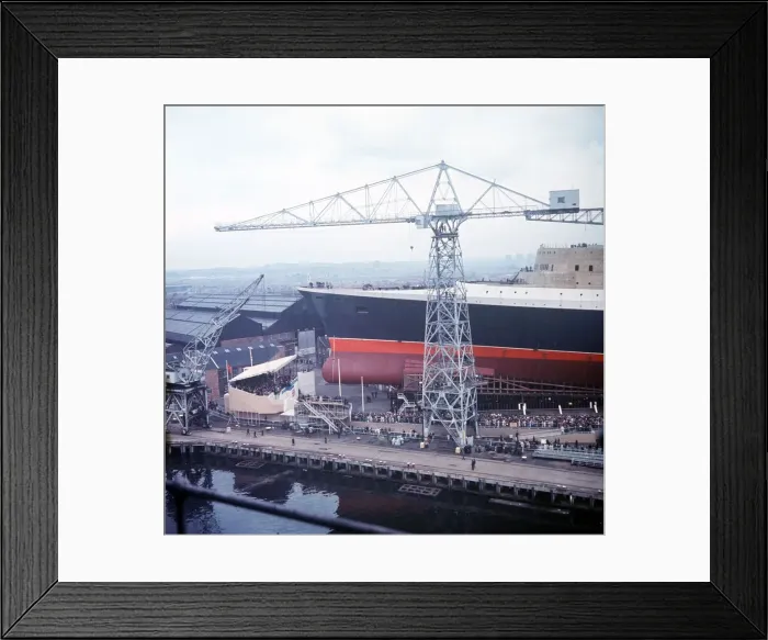 Framed Print : Ships - Shipping - Queen Elizabeth II - September 1967 Crowds gather as the QE2 is