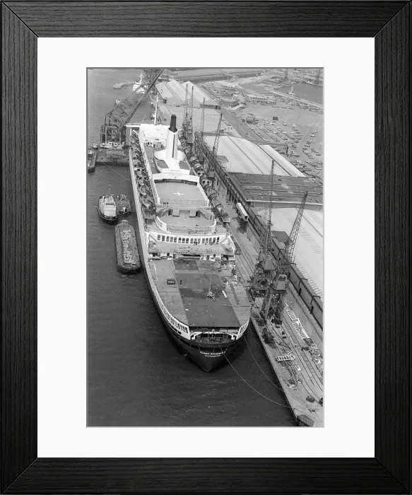 Framed Print : Ships - Shipping - Queen Elizabeth II - May 1982 The QE2 at Southampton