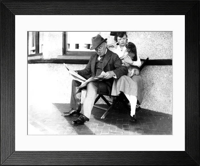 Framed Print : Prime Minister Lloyd George with daughter Megan on holiday in Wales, 1917 Politics Framed Print : Prime Minister Lloyd George with daughter Megan on holiday in Wales, 1917 Politics