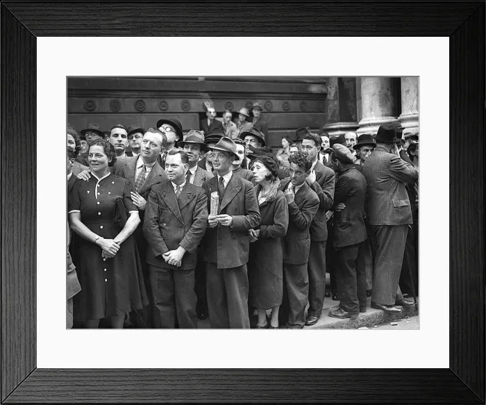 Framed Print : Crowds gather to bid farewell to soldiers embarking on war after the outbreak of WW2 with