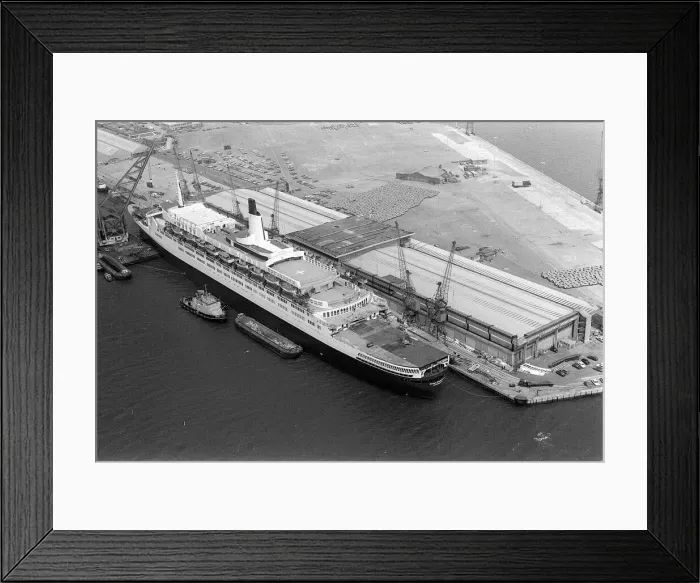 Framed Print : Ships - Shipping - Queen Elizabeth II - May 1982 The QE2 at Southampton