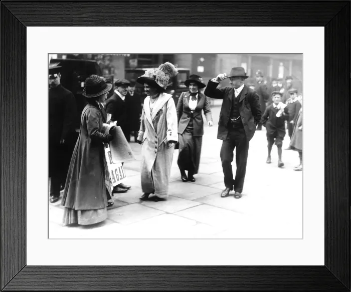 Framed Print : Suffragettes April 1912 Mr & Mrs Pethwick Lawrence pictured leaving Bow Street Police Framed Print : Suffragettes April 1912 Mr & Mrs Pethwick Lawrence pictured leaving Bow Street Police