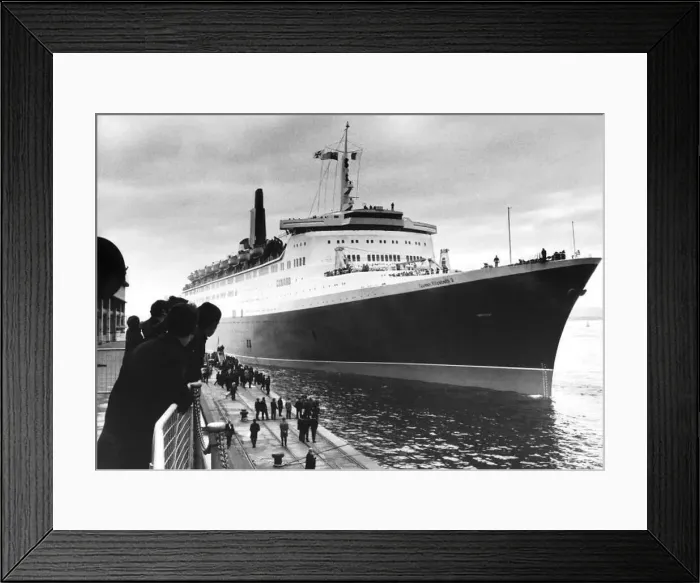: QE2 Ship pictured on its arrival at Southampton 1969 : QE2 Ship pictured on its arrival at Southampton 1969