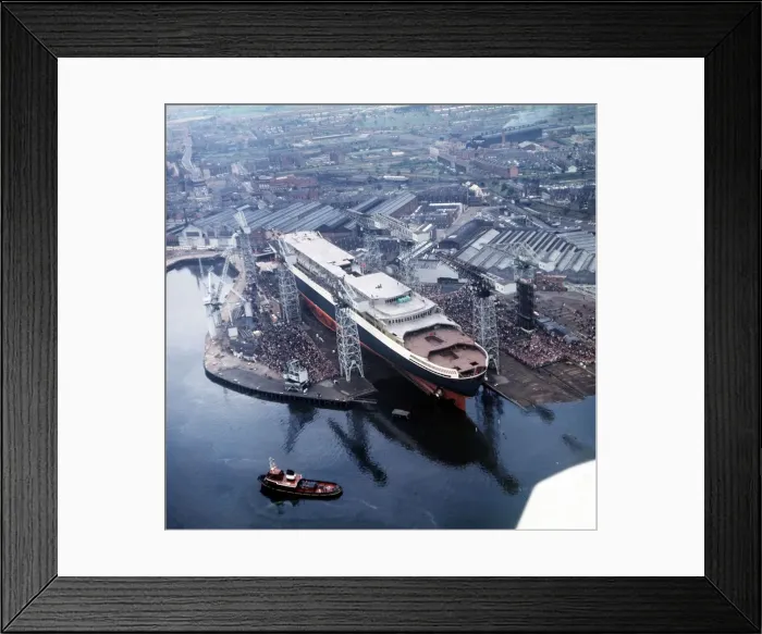 Framed Print : Ships - Shipping - Queen Elizabeth II - September 1967 Crowds gather as the QE2 is
