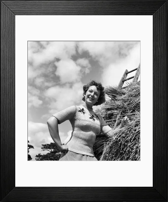 Framed Print : Jean Kert wearing a Special Jumper on her farm in Sussex. August 1953 O20002-001