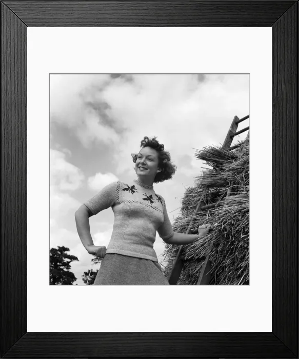 Framed Print : Jean Kert wearing a Special Jumper on her farm in Sussex. August 1953 O20002-005