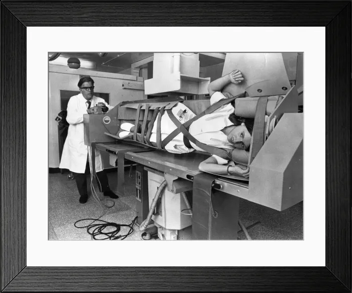 Framed Print : The new heart cradle x-ray machine at the Royal Victoria Infirmary, Newcastle