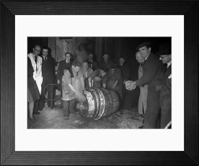 Framed Print : Barrel Story Frissing the Cooper'Custom. December 1946 O5993-002