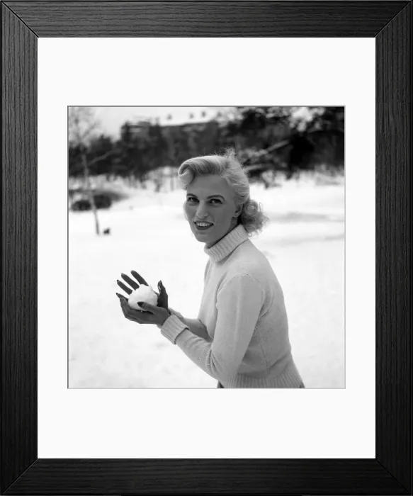 Framed Print : Greta Hoffstrom - Model for Swedish Banknotes, seen here enjoying the winter sports