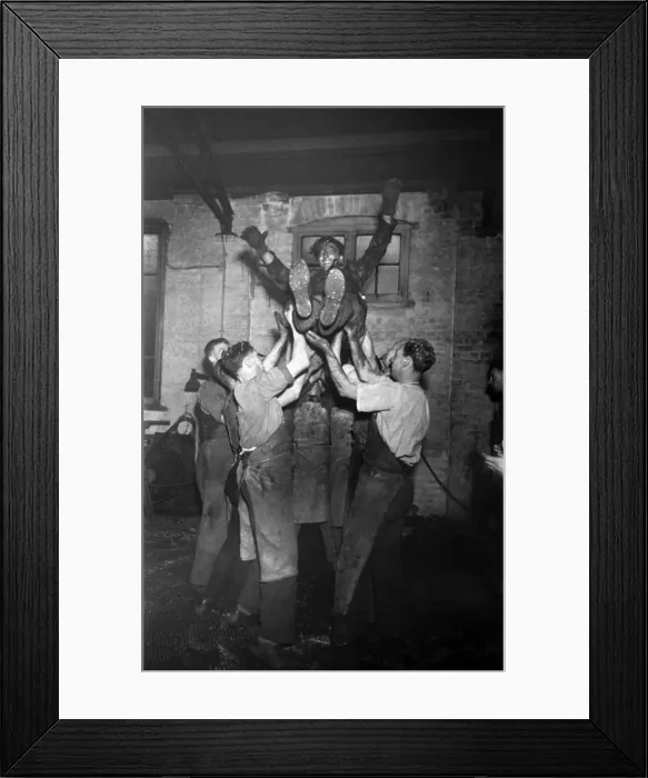 Framed Print : Barrel Story Frissing the Cooper'Custom. December 1946 O5993-001 Framed Print : Barrel Story Frissing the Cooper'Custom. December 1946 O5993-001