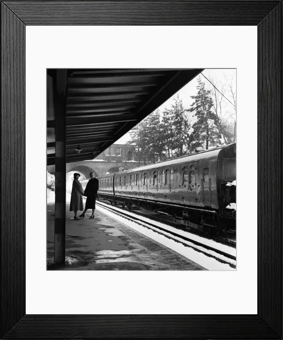 Framed Print : Snow on the railway line at Tadworth as the train arrives in the station Framed Print : Snow on the railway line at Tadworth as the train arrives in the station