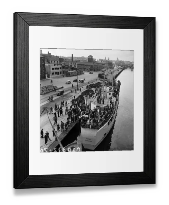 Framed Print : Estonian refugees arrive at Cork Harbour, Ireland after crossing the North Sea in
