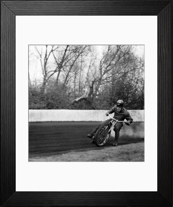 Framed Print : Trainees at the Rye House Speedway school seen here on the track Framed Print : Trainees at the Rye House Speedway school seen here on the track