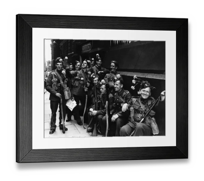Framed Print : War-1939 / 45 British soldiers leaving for france Framed Print : War-1939 / 45 British soldiers leaving for france