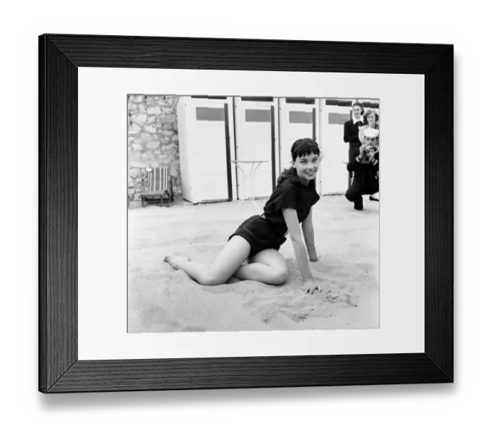 Framed Print : Actress Leslie Carron see here at Cannes. April 1953 D2154B-001