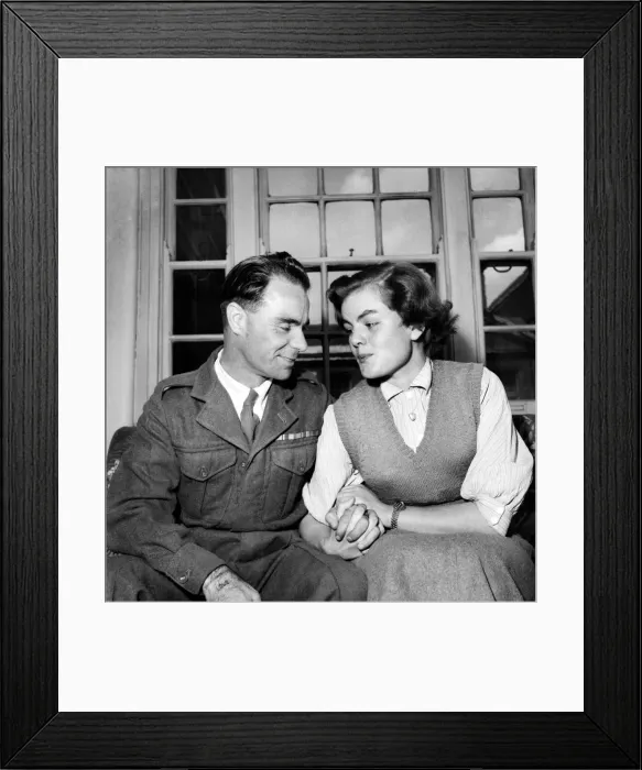 Framed Print : Romance. Nurse Irene Passer with private John Nicholson. June 1953 D3167 Framed Print : Romance. Nurse Irene Passer with private John Nicholson. June 1953 D3167