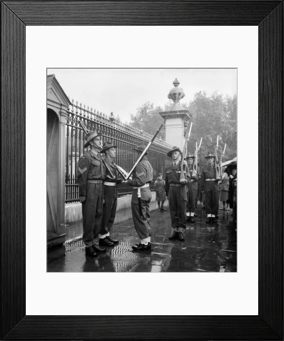 Framed Print : Coronation 1953. New Zealanders take over guard at the Palace Framed Print : Coronation 1953. New Zealanders take over guard at the Palace