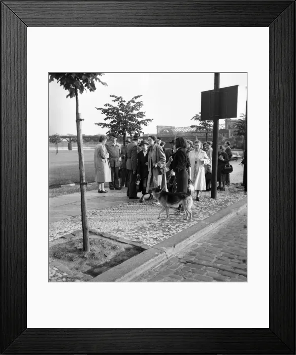 Framed Print : West Berlin 1953. Berliner of the Eastern sector being advised by the West Police not to Framed Print : West Berlin 1953. Berliner of the Eastern sector being advised by the West Police not to