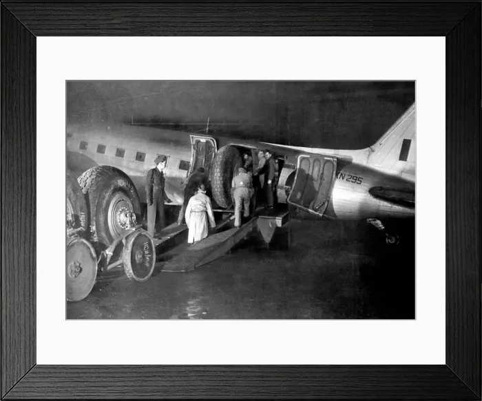 Framed Print : Goods loaded onto a British aircraft for the Berlin Air Lift during the Russian blockade