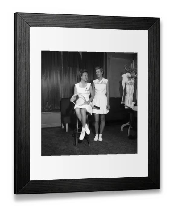 Framed Print : Sport Tennis. L-R Maureen Connolly and Julie Sampson seen here modelling their tennis
