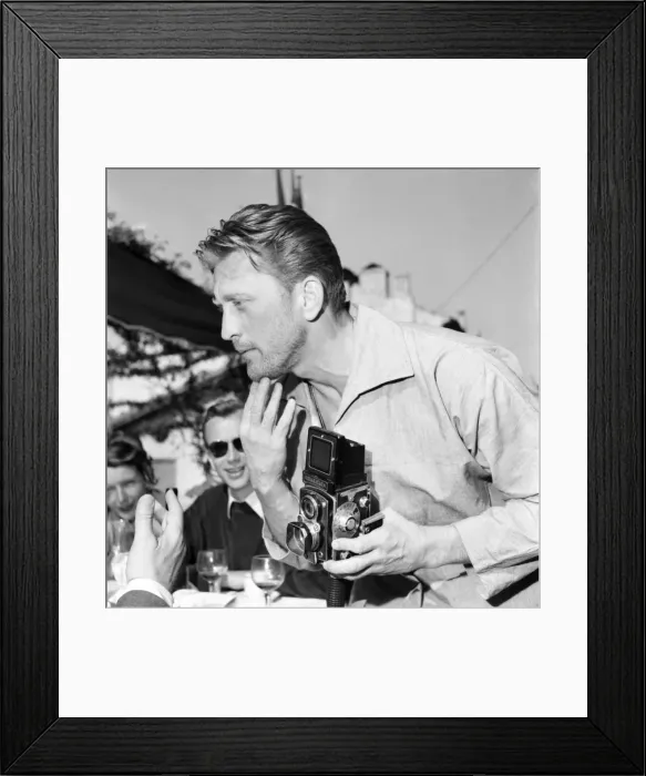 Framed Print : Actor Kirk Douglas. D3118-030 Framed Print : Actor Kirk Douglas. D3118-030