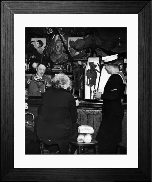 Framed Print : Sailor Dennis Allen and Marine John Sheppard, with housewives Framed Print : Sailor Dennis Allen and Marine John Sheppard, with housewives