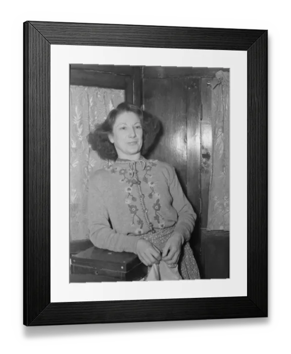 Framed Print : Pauline Tesco with performing fleas - side show at Bertram Mills Circus