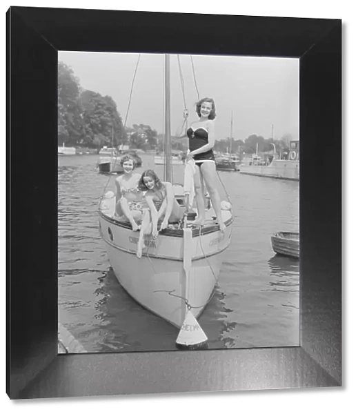 Barbara Pearce, Tamara Kirova, and Eleanor Fazan on River Thames. 1950 024416  /  13