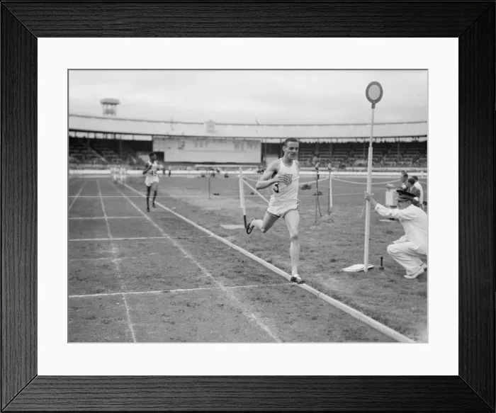 Framed Print : British Games at White City 1950 Mal Whitfield (US) beating As Wint (GB Framed Print : British Games at White City 1950 Mal Whitfield (US) beating As Wint (GB