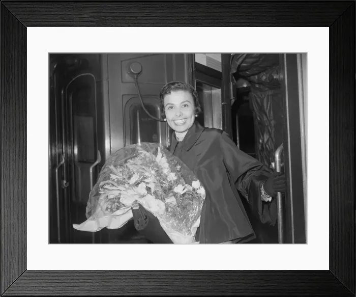 Framed Print : Lena Horne American singer in London DM 29 / 6 / 1950 024743 / 5 Framed Print : Lena Horne American singer in London DM 29 / 6 / 1950 024743 / 5