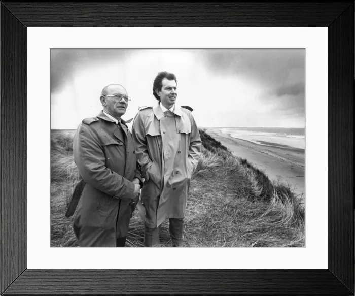 Framed Print : Prime Minister Tony Blair with Wansbeck MP Jack Thompson at Druridge Bay