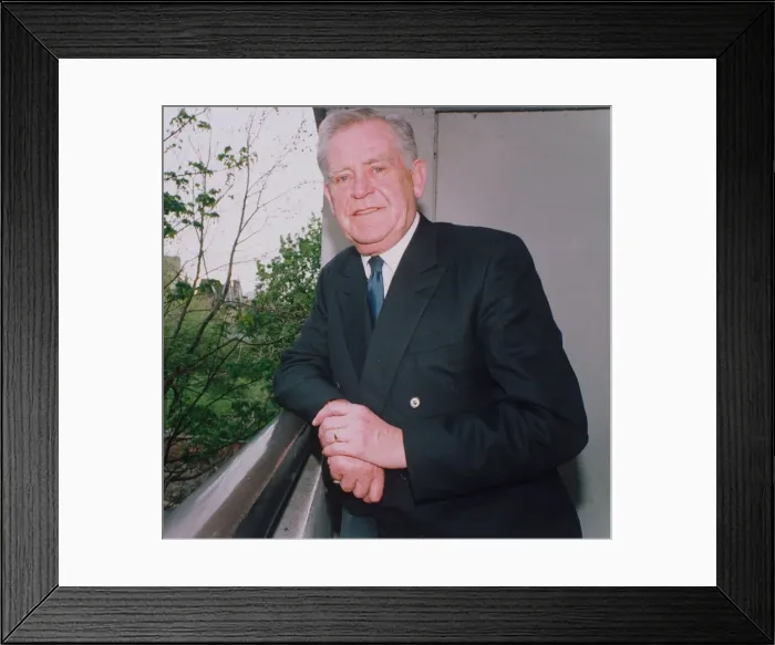 Framed Print : Magnus Magnusson in Coventry for the recording of Mastermind at the cathedral