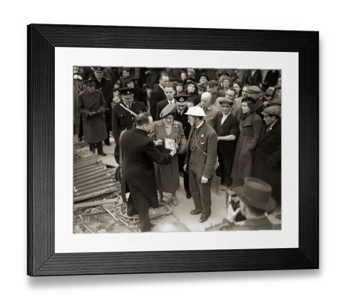 Framed Print : King George VI and Queen Elizabeth visit the East End, London during WW2 1939 - 1945 Framed Print : King George VI and Queen Elizabeth visit the East End, London during WW2 1939 - 1945