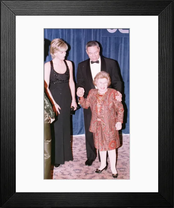Framed Print : Diana, Princess of Wales accompanied poses with Doctor Ruth