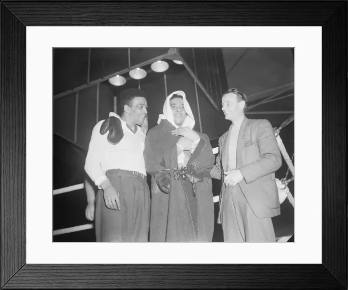 Framed Print : Boxing Randolph Turpin knocks out Eli Elandon at Watford Turpin at ringside Framed Print : Boxing Randolph Turpin knocks out Eli Elandon at Watford Turpin at ringside