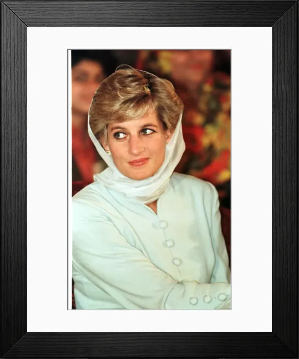 Framed Print : Diana, Princess of Wales, pictured during a visit to the Shaukat Khanum Memorial Hospital Framed Print : Diana, Princess of Wales, pictured during a visit to the Shaukat Khanum Memorial Hospital