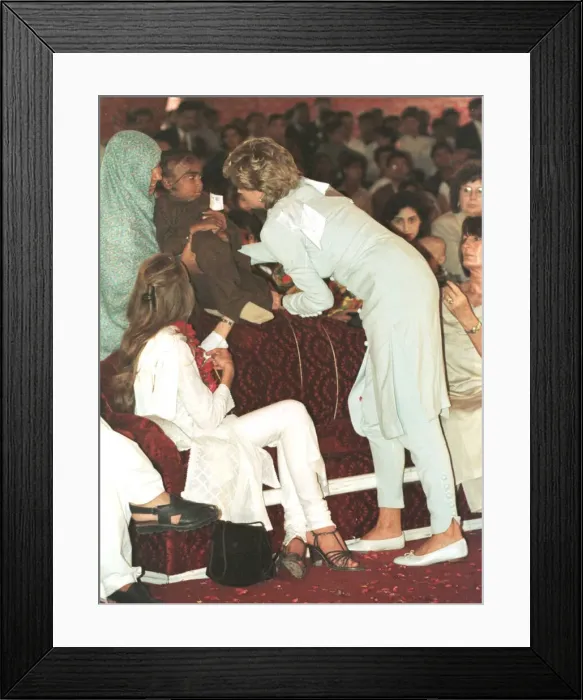 Framed Print : Princess Diana cradles a sick child during a visit to the Shaukat Khanum Memorial Framed Print : Princess Diana cradles a sick child during a visit to the Shaukat Khanum Memorial
