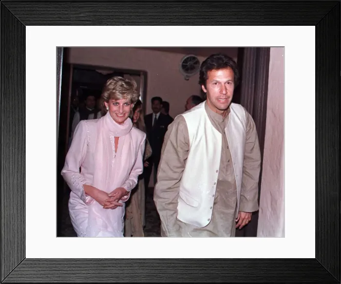 Framed Print : Diana, Princess of Wales arrives at an Indian restaurant for dinner with Jemima Khan Framed Print : Diana, Princess of Wales arrives at an Indian restaurant for dinner with Jemima Khan