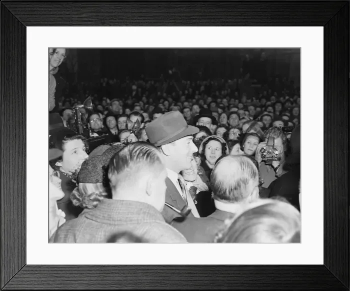 Framed Print : Elizabeth Taylor marries Michael Wilding 20 / 2 / 1952 C880 / 2 Framed Print : Elizabeth Taylor marries Michael Wilding 20 / 2 / 1952 C880 / 2