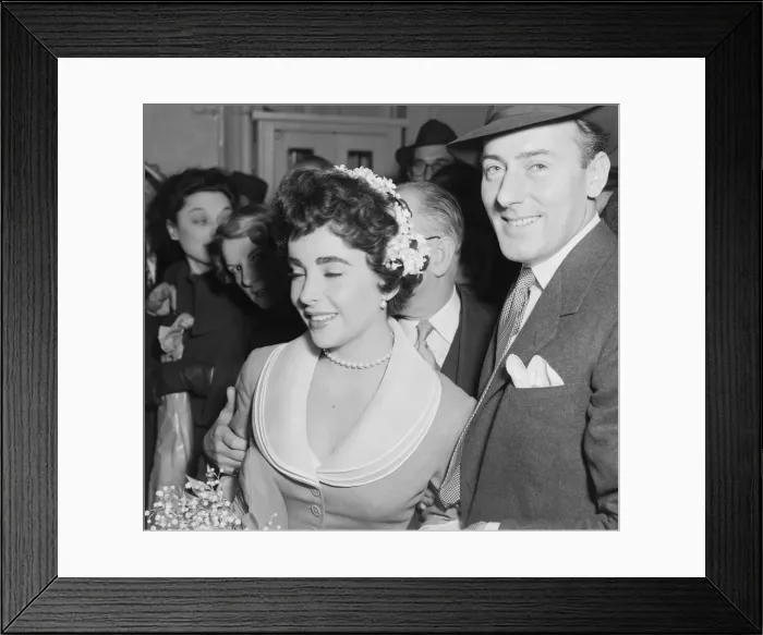 Framed Print : Elizabeth Taylor marries Michael Wilding 20 / 2 / 1952 C880 / 1 Framed Print : Elizabeth Taylor marries Michael Wilding 20 / 2 / 1952 C880 / 1