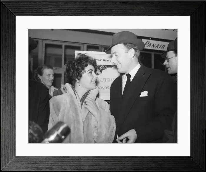 Framed Print : Michael Wilding meets Elizabeth Taylor DM 20 / 2 / 1952 C837 / 1 Framed Print : Michael Wilding meets Elizabeth Taylor DM 20 / 2 / 1952 C837 / 1
