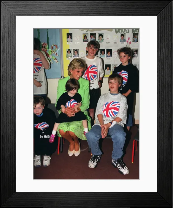 Framed Print : Princess Diana sitting with Caitlin Hines on her lap during a visit to a children Framed Print : Princess Diana sitting with Caitlin Hines on her lap during a visit to a children