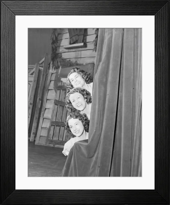 Framed Print : Les Trois Cousines'Simone, Lucette, Rosette C1097  /  4