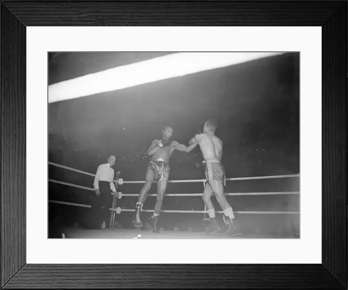 Framed Print : Sugar Ray Robinson v Randy Turpin, Boxing, World Middleweight Title Fight at Earls Court Framed Print : Sugar Ray Robinson v Randy Turpin, Boxing, World Middleweight Title Fight at Earls Court