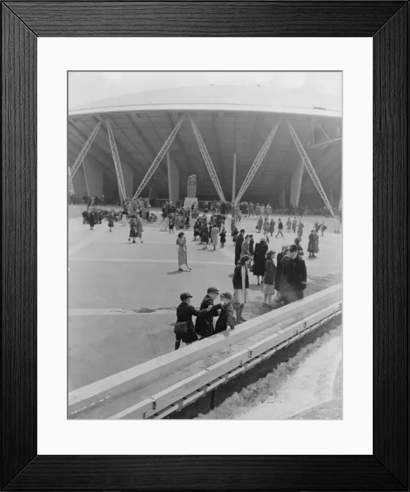 Framed Print : Festival of Britain 1951 Boys playing in the fountain South Bank 11  /  5  /  1951