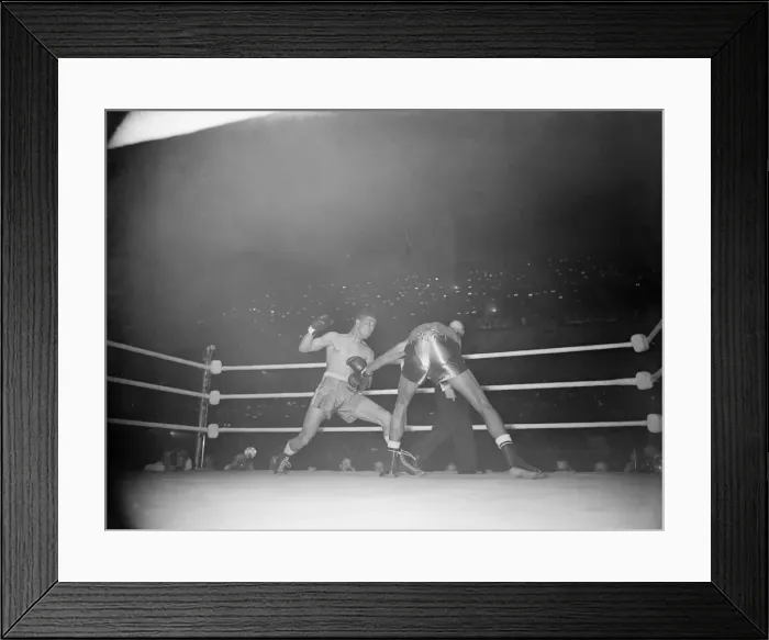 Framed Print : Sugar Ray Robinson v Randy Turpin, Boxing, World Middleweight Title Fight at Earls Court Framed Print : Sugar Ray Robinson v Randy Turpin, Boxing, World Middleweight Title Fight at Earls Court