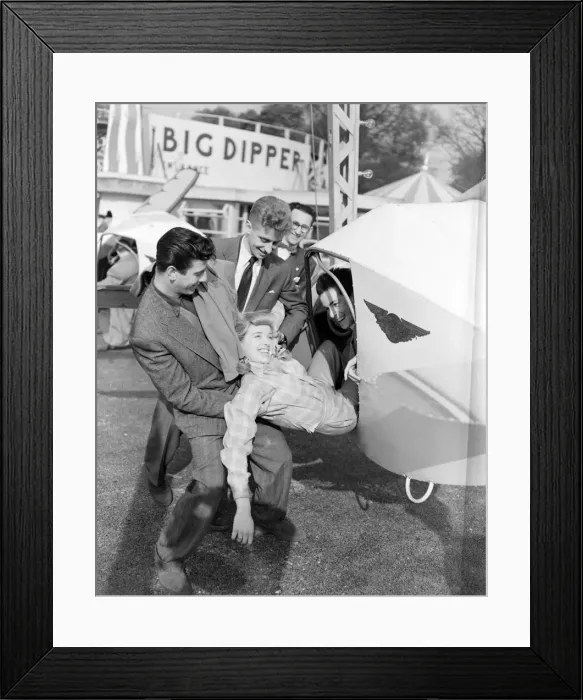 Framed Print : Festival of Britain 1951 Battersea Pleasure Gardens - Diana Dors 11  /  5  /  1951